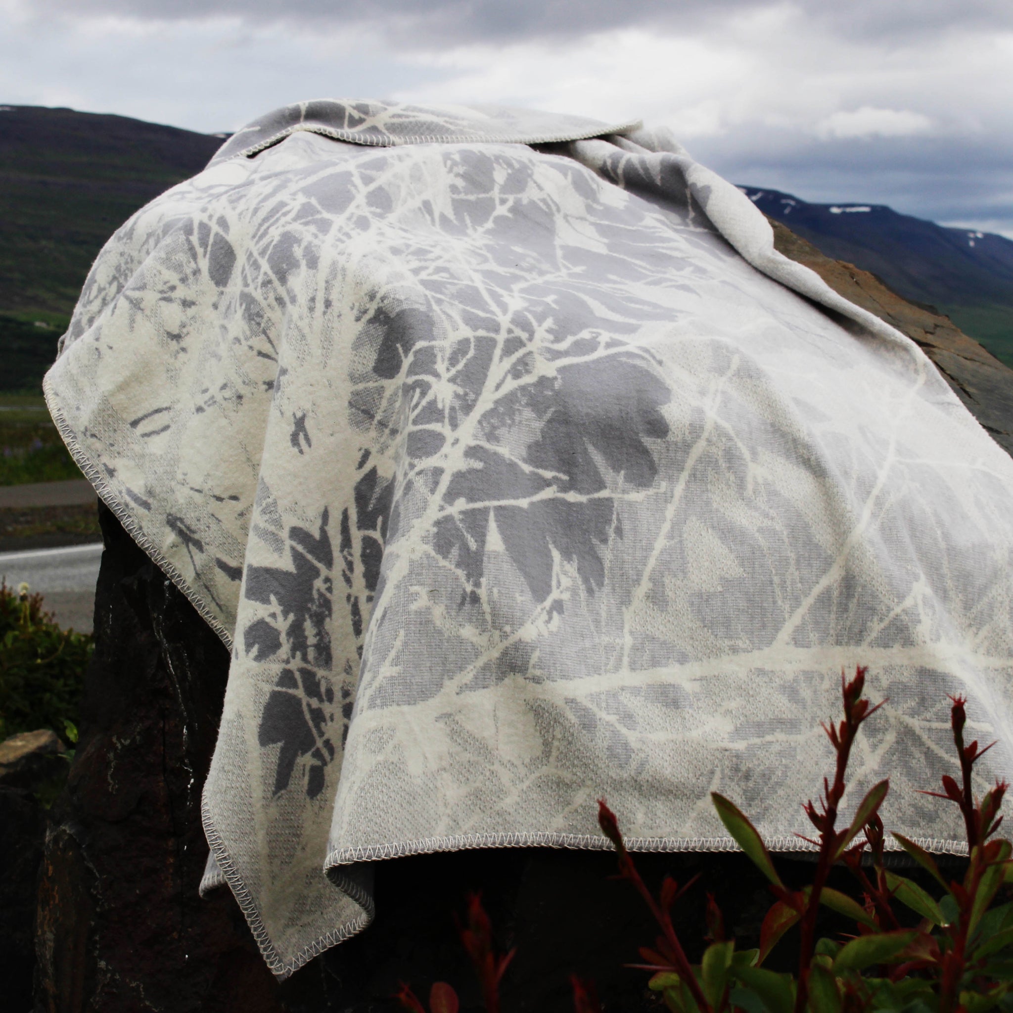 Grátt teppi úr lífrænni bómull (Áræði)