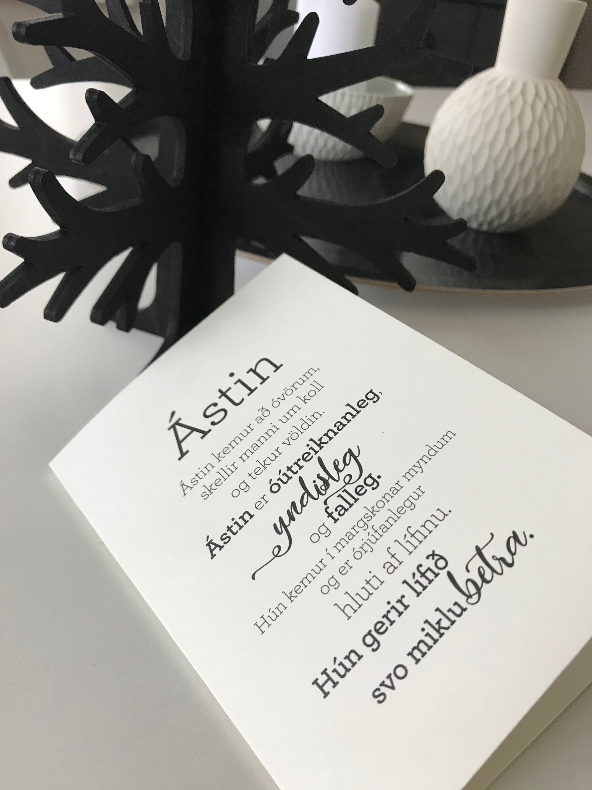 Ástin - tækifæriskort. Texti eftir Huldu Ólafsdóttur