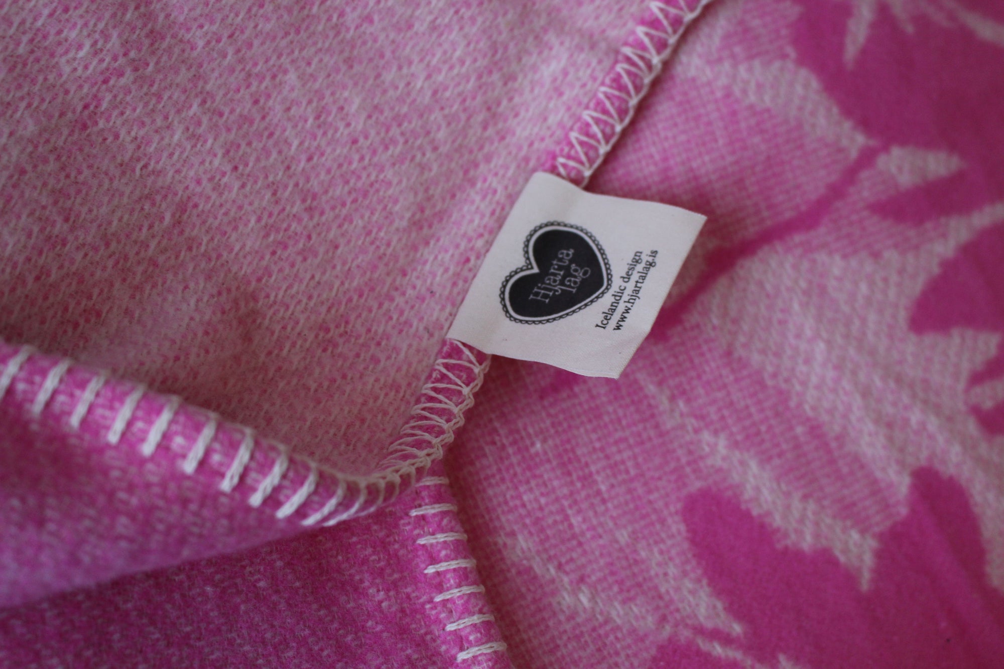 Teppi úr lífrænni bómull - Faðmlag - Hönnun: Hjartalag