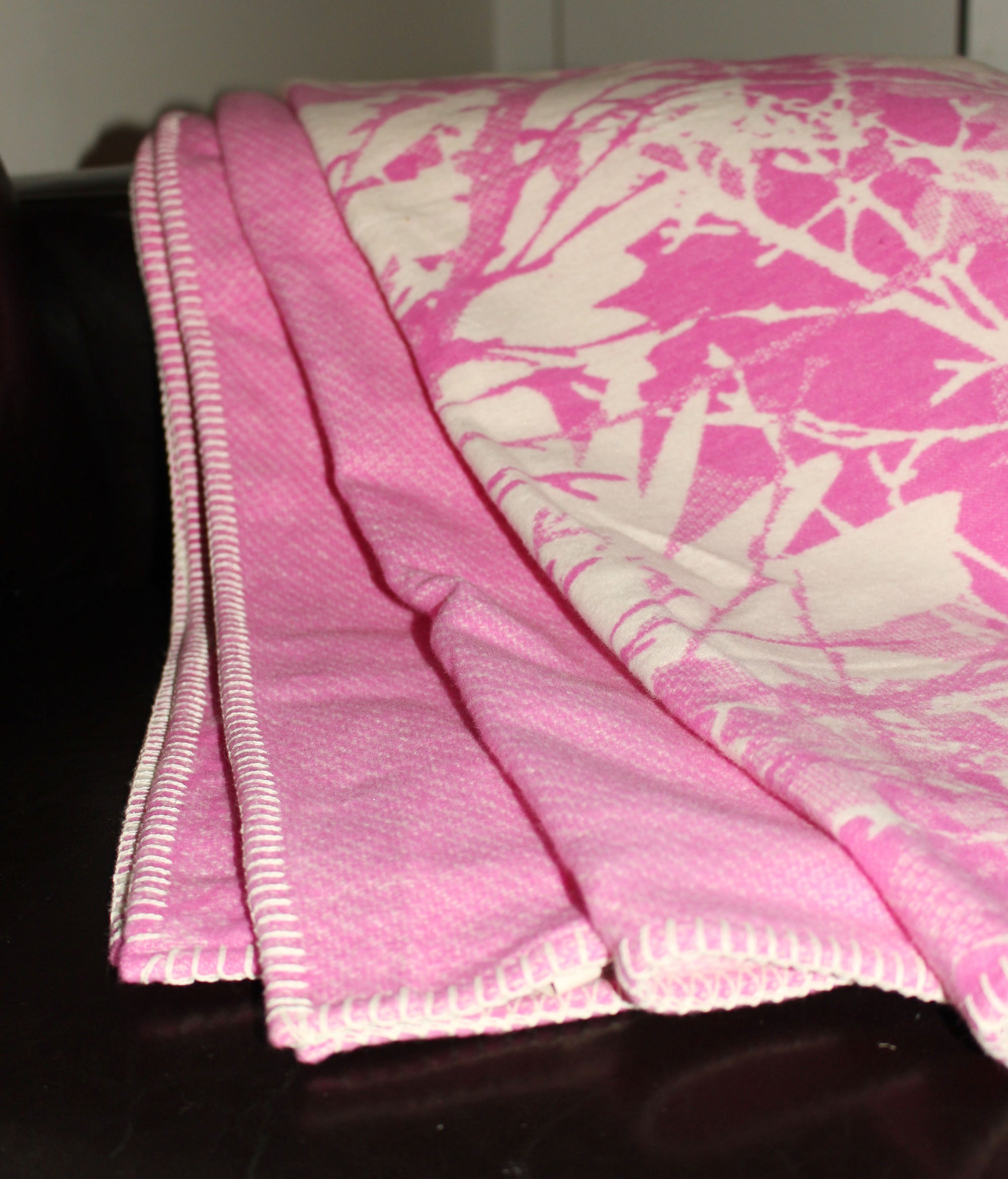 Teppi úr lífrænni bómull - Faðmlag - Hönnun: Hjartalag