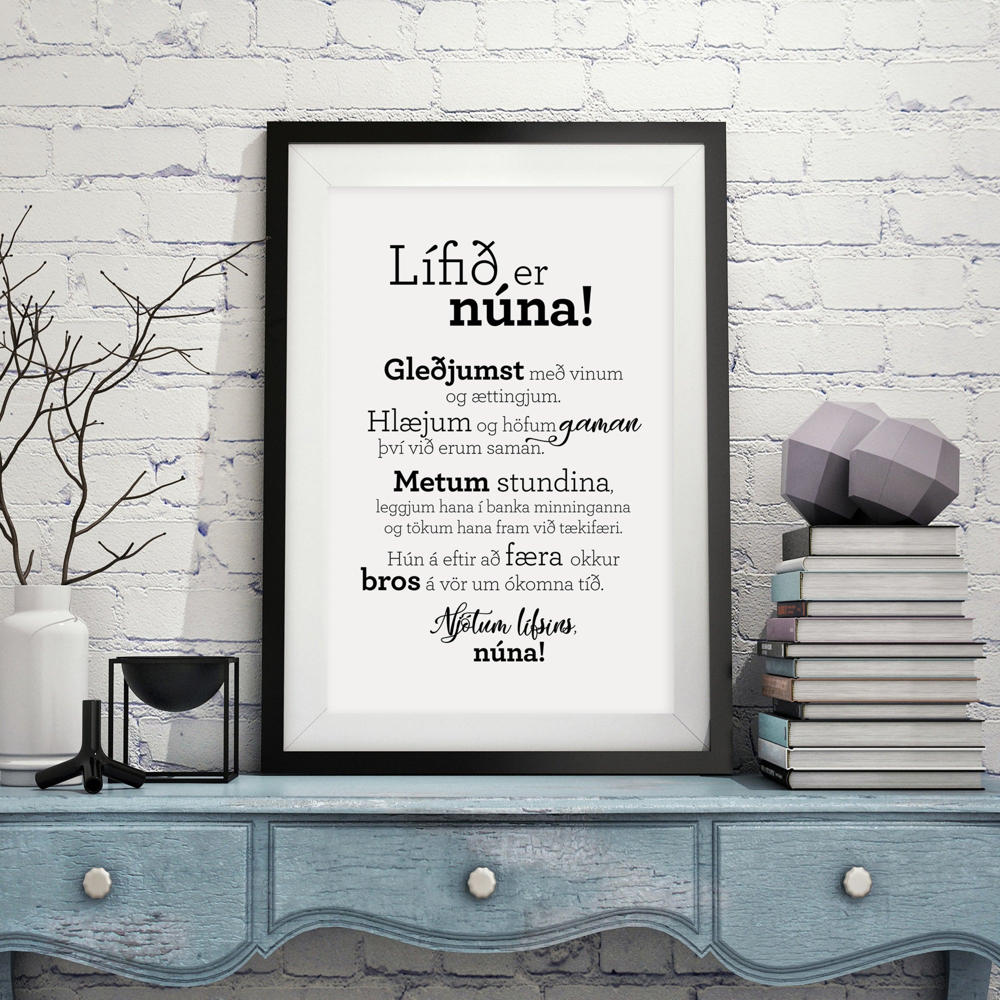 Plakat með gullkorni eftir Huldu Ólafsdóttur - Lífið er núna!