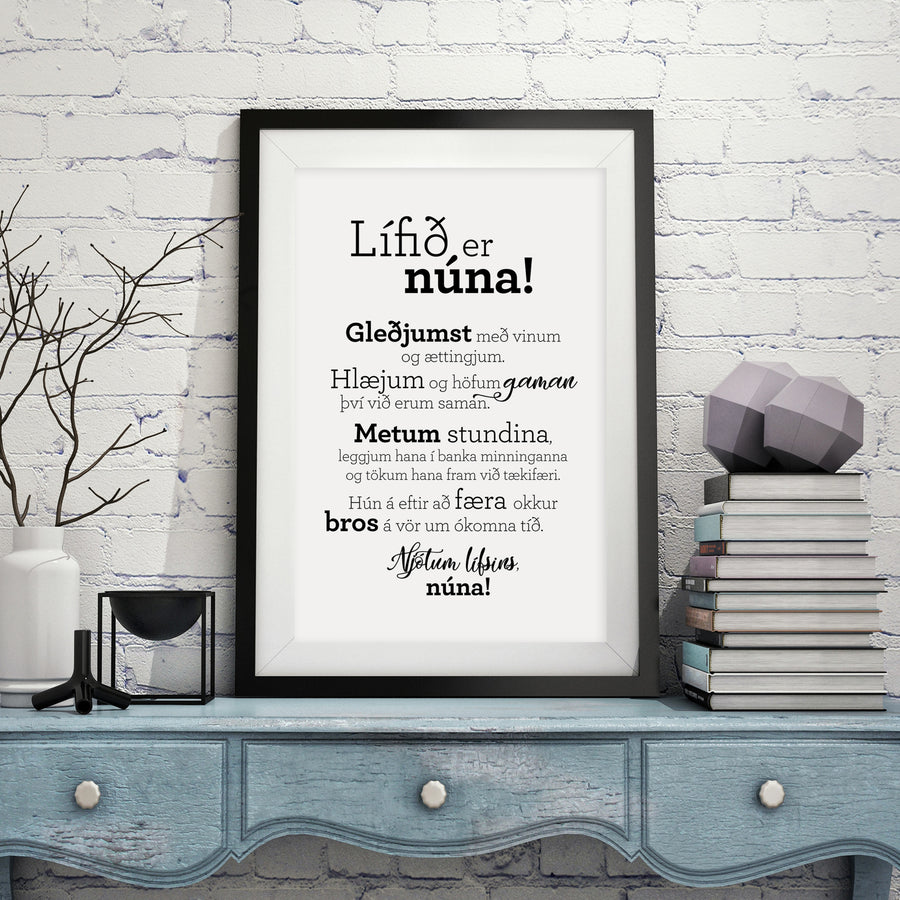 Plakat með gullkorni eftir Huldu Ólafsdóttur - Lífið er núna!